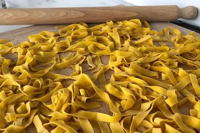 Tuscany: Pasta Class, Wine & Vineyard Picnic near San Gimignano