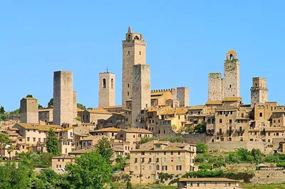 Tuscan Dream: Pisa to Siena Transfer with Wine Tasting & San Gimignano Visit
