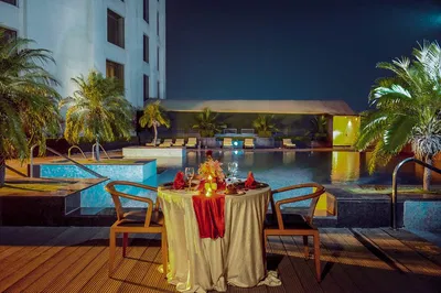 Romantic Instagram Photoshoot & Dinner: Capture Love's Charm Poolside