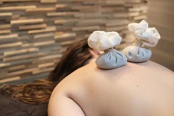 Recharge in Burgundy: 30-Minute Relaxing Treatment for Ultimate Well-being