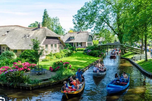 Giethoorn Private Day Tour: Boat Ride from Amsterdam