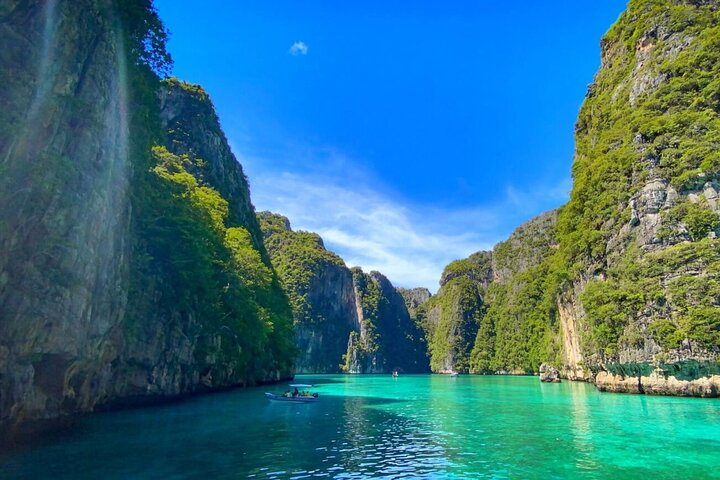 Discover Paradise: Speedboat Tour to Phi Phi Islands from Krabi