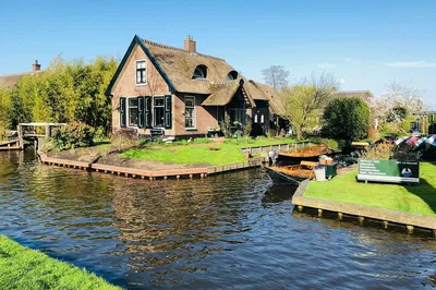 Exclusive Amsterdam Escape: VIP Giethoorn & Keukenhof Tour