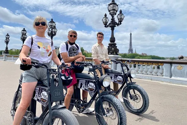 Paris E-Bike Tour: Family Fun & Sightseeing Adventure!