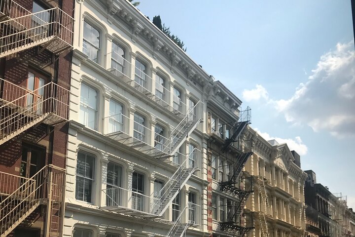 NYC's Iconic Neighborhoods: A French-Guided Adventure