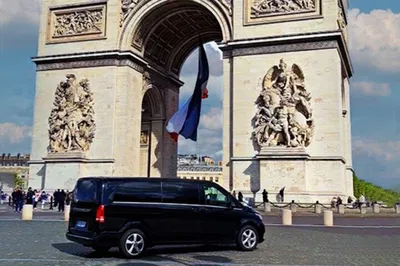 Discover Paris in Style: Private Van Tour with Photoshoot
