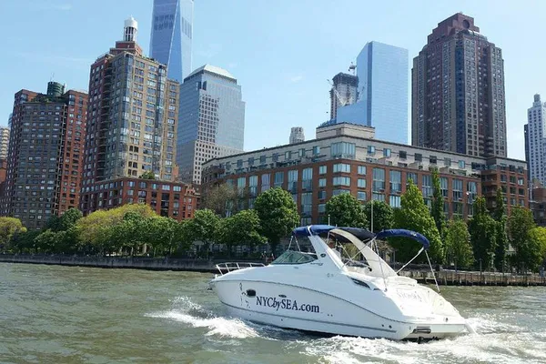 Manhattan's Majesty: A Luxurious Private Boat Tour