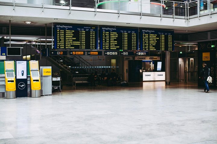 Stress-Free Belfast Arrival: Private Airport Transfer to Your Hotel