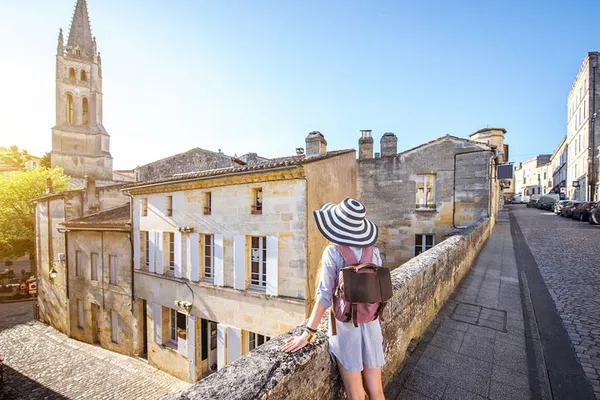 Uncover Saint-Émilion's Secrets: A Newton-Inspired Quest!