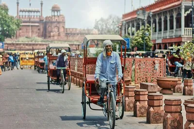 Delhi's Cultural Tapestry: A Guided Tuk-Tuk Adventure Through Old & New