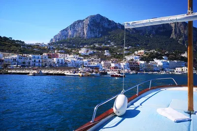Capri's Classy Gozzo Adventure: Private Island Tour