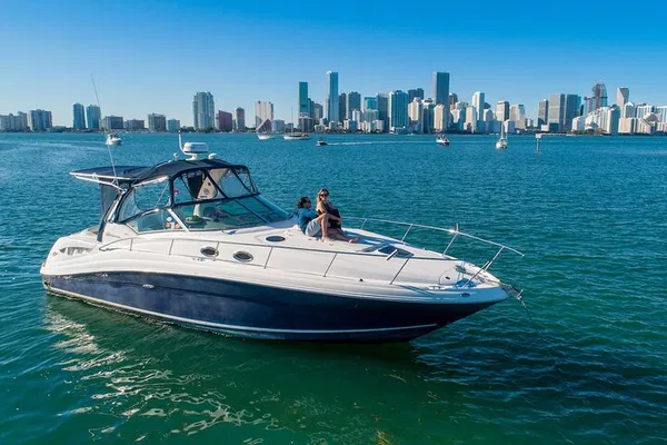 Miami Yacht Life: Cruise in Style with Champagne!