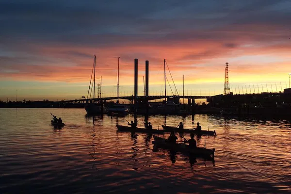 Sunset Kayak & Dine: Melbourne's Sparkling Skyline Adventure