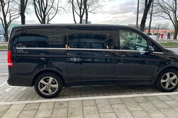 Seamless Kiel to Hamburg Transfer: Your Private Chauffeur Awaits