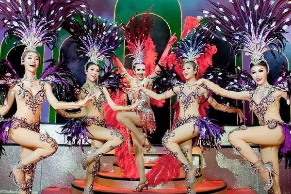 Simon Cabaret Phuket: A Spectacular Night of Thai Glamour!