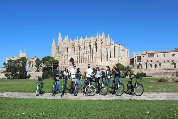 Palma de Mallorca Bike Tour: Tapas & City Highlights!