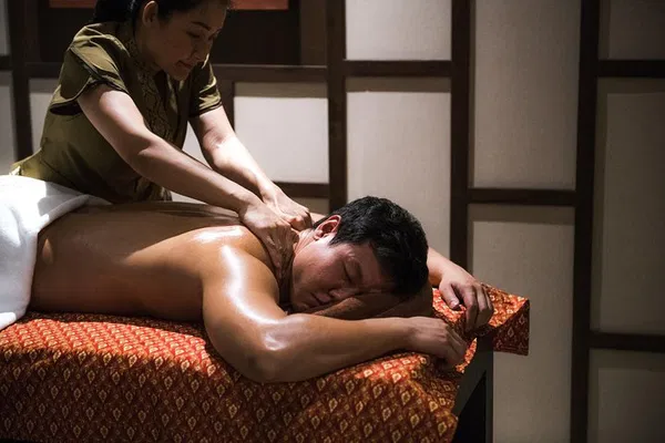 Melt Away Stress: Aromatic Hot Oil Massage in Bangkok's Oasis