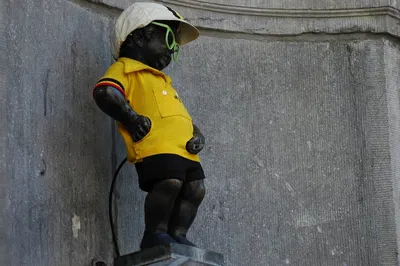 Manneken Pis Tour: Brussels' Peeing Statues!
