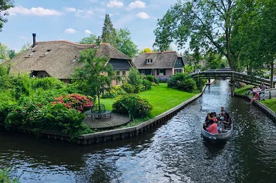 Unforgettable Dutch Delights: Private Tour of Zaanse Schans & Giethoorn with Boat Adventure