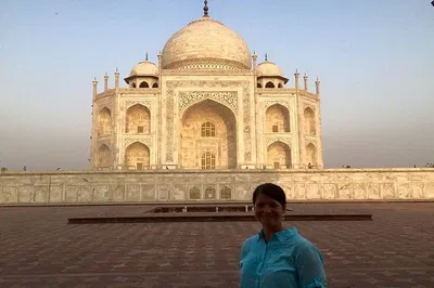 Unforgettable Agra: Taj Mahal Day Tour by Luxury Car