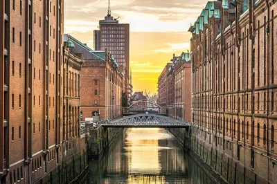 Stress-Free Bremen-Hamburg Transfer: Private Ride with Local Insights!