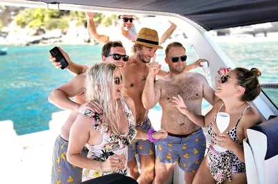 Sorrento Sunset Boat Party: Aperitivo, Music & Coastal Bliss!