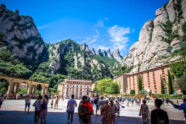 Barcelona Shore Excursion: Montserrat & Cava Delights