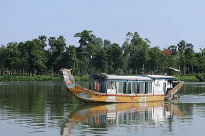 Hue Dragon Boat Tour: Pagodas & Royal Tombs