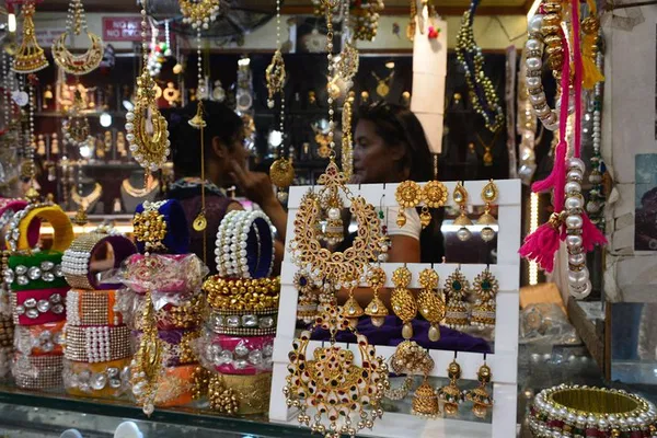 Delhi's Personalized Shopping Spree: A Custom Tour Adventure!