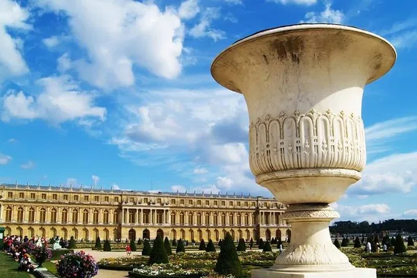Versailles Tour: Priority Access & Hotel Pickup (English Only)