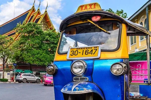 Bangkok Tuk Tuk Tour: Dinner, Hotel Pickup, & Top Sights