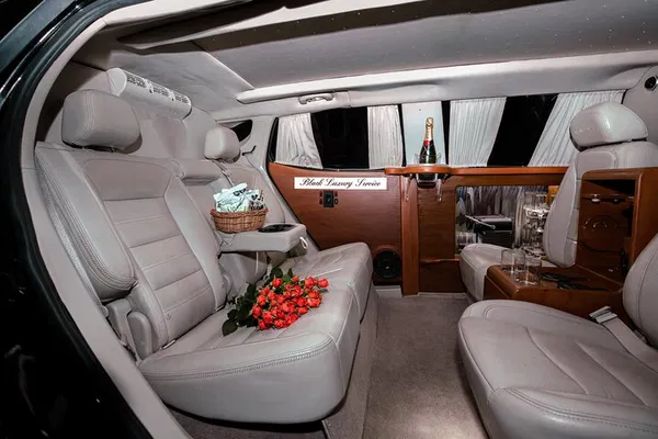 Luxurious Cancun Arrival: GMC Limousine Transfer