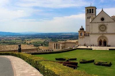 Culinary & Cultural Delights: Pasta Class, Lunch & Assisi Tour