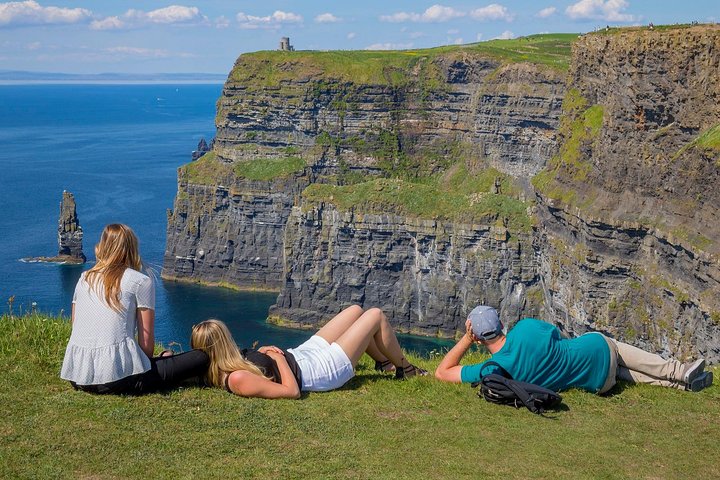 All Ireland 6-Day Tour: Dublin, Cliffs, & Blarney!