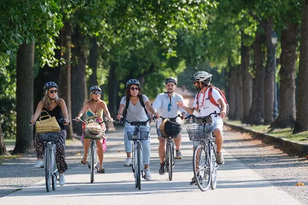 Lucca's Two-Wheeled Delight: Bikes, Bites & Local Life!
