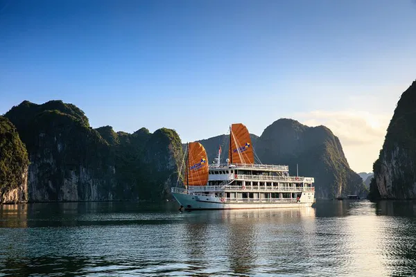 Lan Ha Bay: 3-Day Kayak & Trek with Vega Cruise