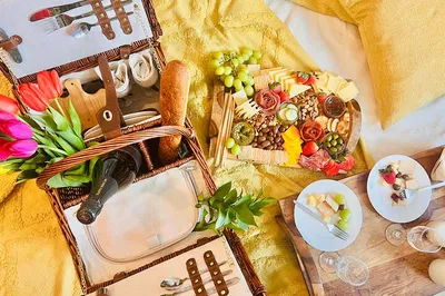Redwood City Picnic Bliss: Unforgettable Outdoor Dining Awaits!