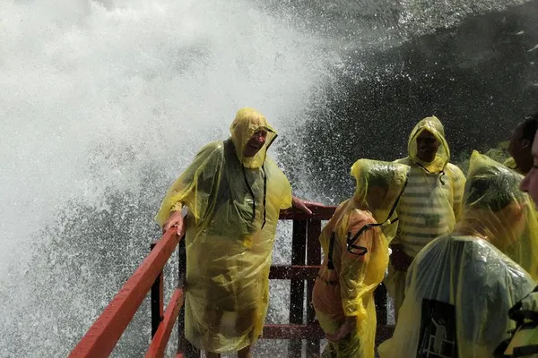 Niagara Falls Canadian Tour: Maid of the Mist Ride Option