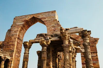 Delhi's Dance: Modern Marvels Meet Ancient Echoes - A Half-Day Car Tour