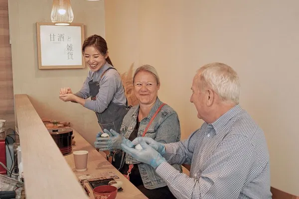 Tokyo: Onigiri Class & Local E-Bike Adventure