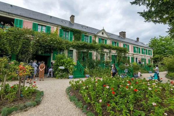 Discover Monet's Artistic Paradise: A Private Giverny Garden Tour