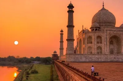 Taj Mahal Sunrise Tour: Private Agra Fort Visit