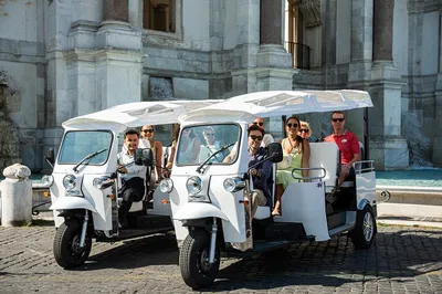 Rome Tuktuk Tour: Private Ride w/ Prosecco & Pickup