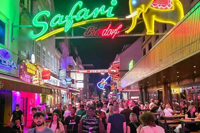 Reeperbahn Tour & Dinner: St. Pauli Nightlife!