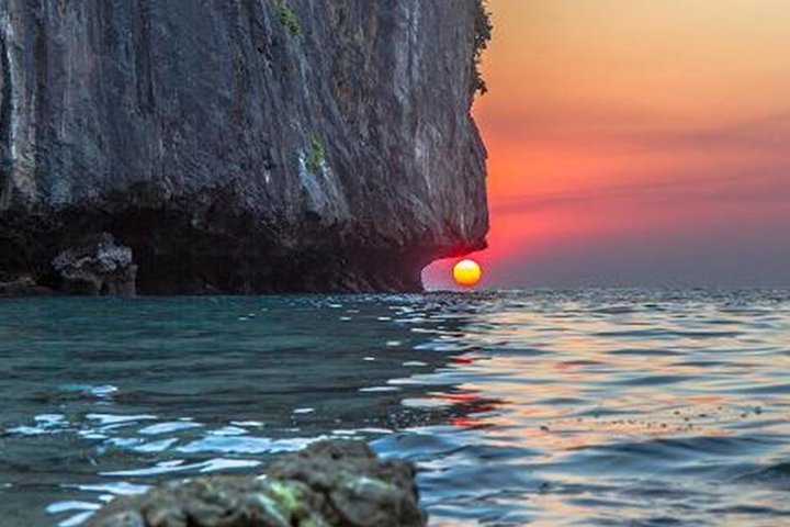 Discover Paradise: Phi Phi Islands Early Bird Speedboat Adventure