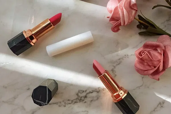 Parisian Eco-Glam: Create Your Own Natural Lipstick!