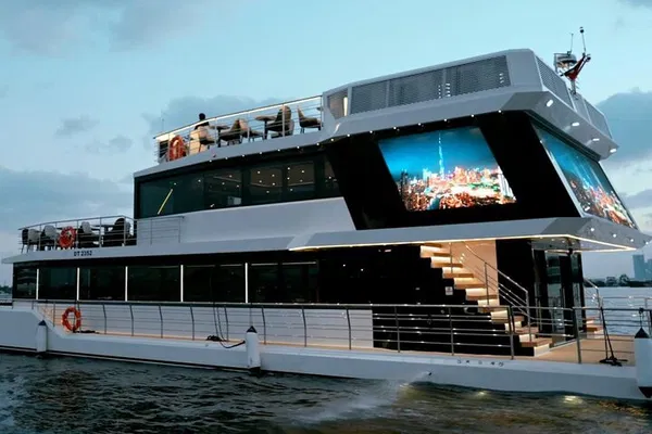 Dubai VIP Catamaran Cruise: Dinner, Shows & City Views