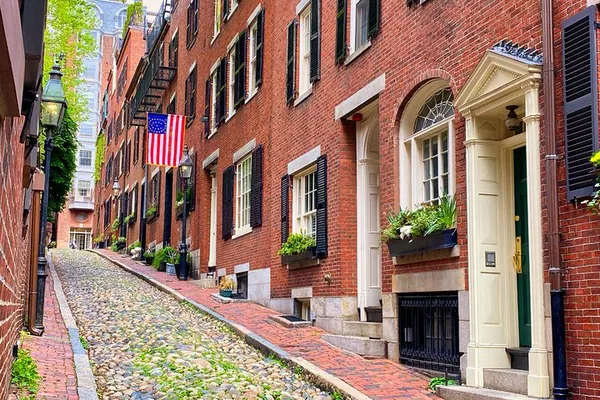 Uncover Beacon Hill's Secrets: A Historical Photo Walking Adventure