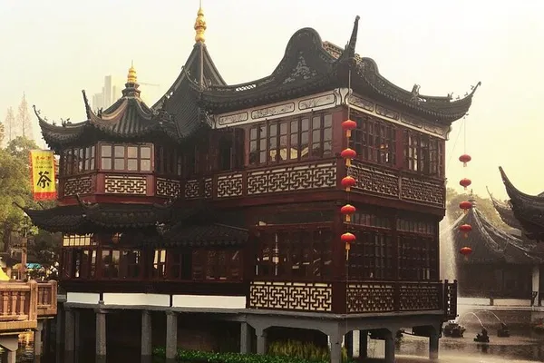 Shanghai's Cultural Gems: A Private Day Tour of Gardens, Temples & Markets