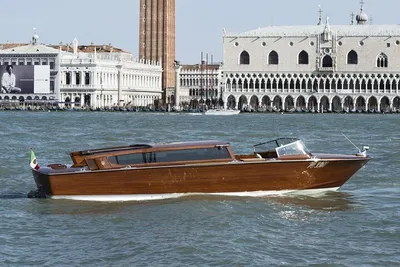 Venetian Lagoon Escape: Private LimoBoat Tour to Murano, Burano & Torcello